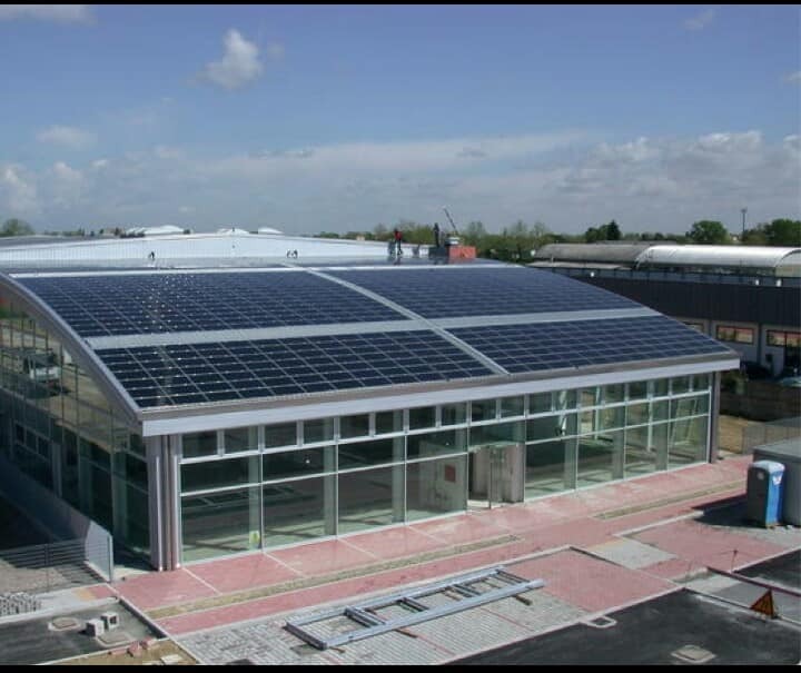 Instalación de paneles solares en edificio comercial por Eurolatina Energy en Cancún, México