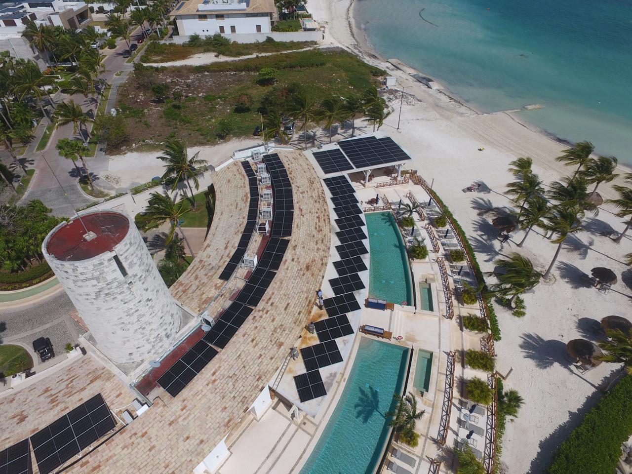 Casa Club Puerto Cancún - Instalación de paneles solares en techo por Eurolatina Energy